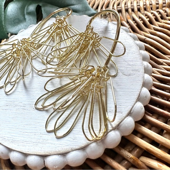 2/$30🌵 Gold Tone Wire Dangle Flower Petals Earrings Delicate Statement Boho NEW - Picture 8 of 11